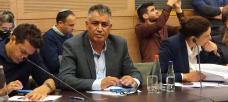 النائب يوسف العطاونة يطالب بترخيص تربية الإبل وتوفير المراعي لها في النقب